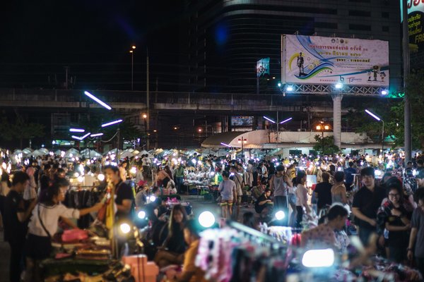 Comment organiser une visite des marchés de nuit en Thaïlande de manière économique?