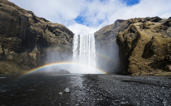 Quels sont les conseils pour camper en toute sécurité près de geysers en Islande?